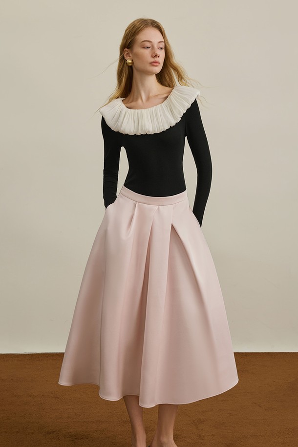 **Loose solid versatile skirt_2color (루즈 솔리드 버서타일 스커트_2컬러)**는 여성용 A라인 플레어 스커트입니다. 핑크와 블랙 두 가지 색상으로 출시되었으며, 폴리에스테르와 비스코스 혼방 소재로 제작되어 가을, 겨울에 착용하기 좋습니다. 허리 슬림 디자인과 뒷면 지퍼 디테일이 특징이며, 안감이 있어 편안하게 착용할 수 있습니다. 데이트룩, 겨울 데일리룩 등 다양한 TPO에 미니멀, 클래식, 캐주얼 스타일로 연출하기 좋습니다.
