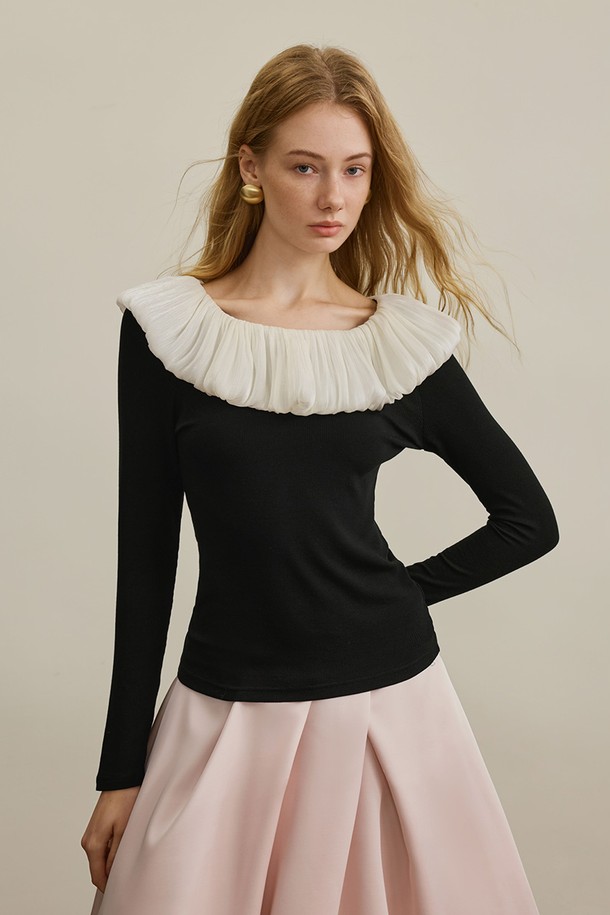 **슬림 스티칭 크루넥 탑**

가을, 겨울 시즌을 위한 여성 슬림핏 티셔츠입니다. 울, 나일론, 레이온, 앙고라 혼방 소재로 제작되어 부드러운 촉감을 선사하며, 두꺼운 두께감으로 따뜻하게 착용할 수 있습니다. 클래식하고 엘레강스한 무드를 자아내며, 라운드넥과 긴소매 디자인으로 세련된 느낌을 더했습니다. 스티치 디테일이 돋보이며, 오피스룩, 모임룩, 겨울 데일리룩 등 다양한 TPO에 활용 가능합니다. 클래식, 미니멀, 시크 스타일을 즐기는 분들께 추천합니다.
