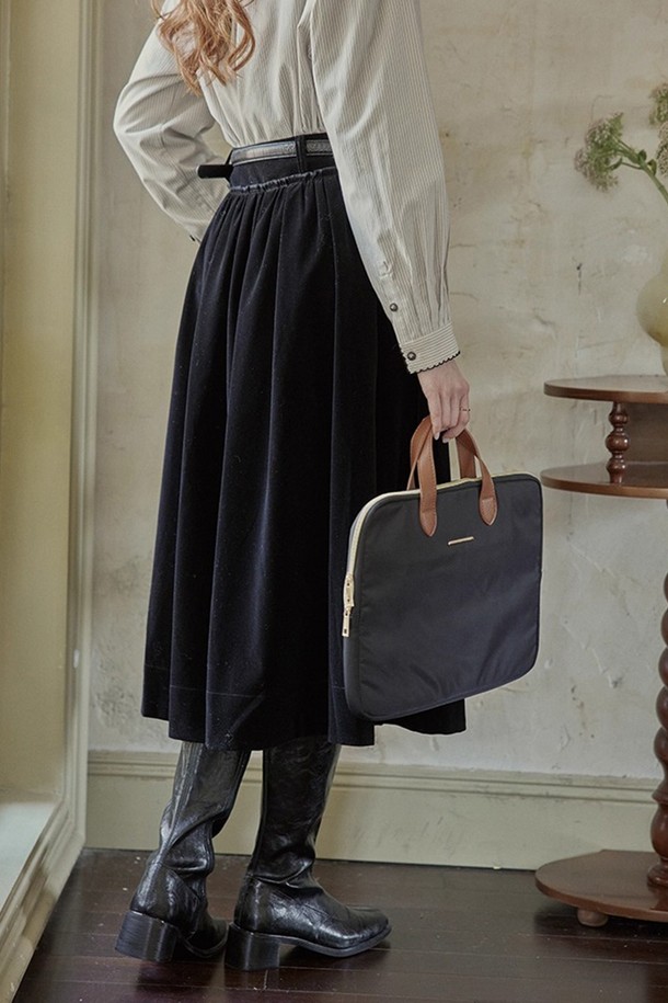 벨벳 A라인 스커트_블랙은 가을, 겨울 시즌에 어울리는 여성용 스커트입니다. 부드러운 벨벳 소재로 제작되어 따뜻하고 포근한 착용감을 선사하며, 두꺼운 두께감으로 겨울철에도 든든하게 입을 수 있습니다. A라인 핏과 무지 디자인으로 클래식, 미니멀, 시크한 스타일을 연출하기 좋습니다. 데이트룩, 모임룩, 연말 모임룩 등 다양한 TPO에 활용하여 세련된 스타일을 완성해 보세요.
