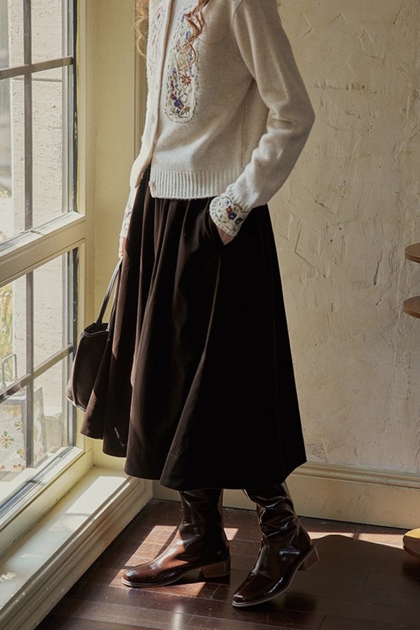 브라운 색상의 벨벳 A라인 스커트입니다. 부드러운 촉감의 폴리에스터, 나일론, 벨벳 혼방 소재로 제작되어 가을, 겨울 시즌에 따뜻하게 착용할 수 있습니다. 레귤러 핏에 롱스커트 기장으로, 클래식, 미니멀, 로맨틱 스타일을 연출하기 좋습니다. 데이트룩, 모임룩, 연말 모임룩 등 다양한 TPO에 활용할 수 있으며, 무지 디자인으로 어떤 상의와도 쉽게 매치할 수 있습니다. A라인 핏은 다리 라인을 커버해주어 더욱 세련된 실루엣을 완성합니다.
