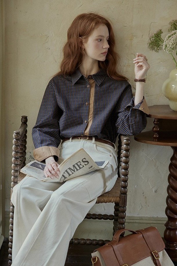 컬러 배색이 돋보이는 체크 셔츠입니다. 봄, 가을에 어울리는 긴 소매 셔츠로, 캐주얼 스타일에 적합합니다. 레귤러핏으로 제작되어 편안한 착용감을 제공하며, 카라 디자인으로 깔끔한 인상을 줍니다. 캐주얼, 클래식, 미니멀 스타일을 즐겨 입는 분들께 추천합니다.
