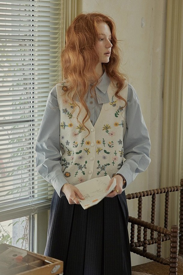 플라워 자수 니트 베스트는 여성의 캐주얼 스타일을 위한 상의입니다. 봄, 가을, 겨울 계절에 착용하기 좋으며, 니트 소재로 제작되어 부드러운 촉감을 선사합니다. 민소매 디자인으로 다양한 레이어드 연출이 가능하며, 플라워 자수 디테일이 돋보입니다. 캐주얼, 클래식, 미니멀 스타일을 모두 소화할 수 있는 활용도 높은 아이템입니다.
