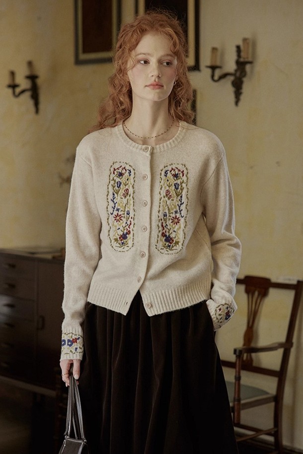 플라워 자수 카디건은 여성스러운 무드를 연출하는 상의입니다. 부드러운 울과 아크릴 혼방 소재로 제작되어 봄, 가을에 착용하기 좋습니다. 라운드넥에 긴소매, 레귤러핏으로 디자인되었으며, 크롭 기장으로 다리가 길어 보이는 효과를 줍니다. 화이트, 아이보리 컬러에 플라워 자수 디테일이 더해져 우아하고 클래식한 스타일을 완성하며, 버튼 여밈으로 간편하게 착용할 수 있습니다. 데이트룩, 모임룩 등 다양한 TPO에 로맨틱하고 미니멀한 스타일을 연출해보세요.
