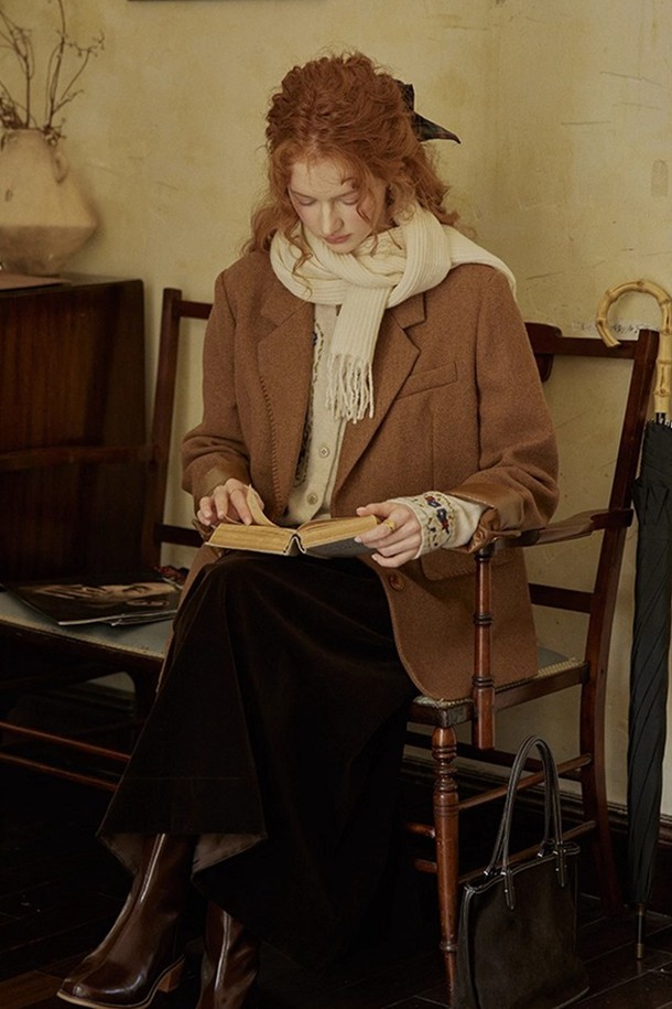 가죽 커프스 블레이저는 클래식과 모던 스타일을 아우르는 아우터입니다. 봄, 가을 시즌에 적합하며, 오피스룩, 비즈니스 캐주얼, 모임룩 등 다양한 TPO에 활용할 수 있습니다. 가죽 소재 특유의 고급스러운 분위기를 연출하며, 긴 소매와 가죽 소매 디테일이 특징입니다. 무지 디자인으로 미니멀하고 시크한 스타일을 완성합니다.
