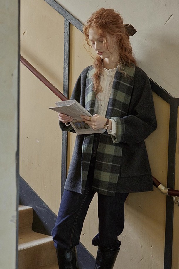 플레드 머플러 카라 코트는 가을과 겨울, 두 계절에 걸쳐 활용하기 좋은 아우터입니다. 체크 패턴으로 클래식하고 미니멀한 무드를 연출하며, 시크한 스타일을 완성합니다. 머플러 카라 디자인이 특징이며, 긴 소매 기장으로 따뜻함을 더합니다. 오피스룩, 출근룩, 모임룩 등 다양한 TPO에 매치하여 세련된 스타일을 연출해보세요.
