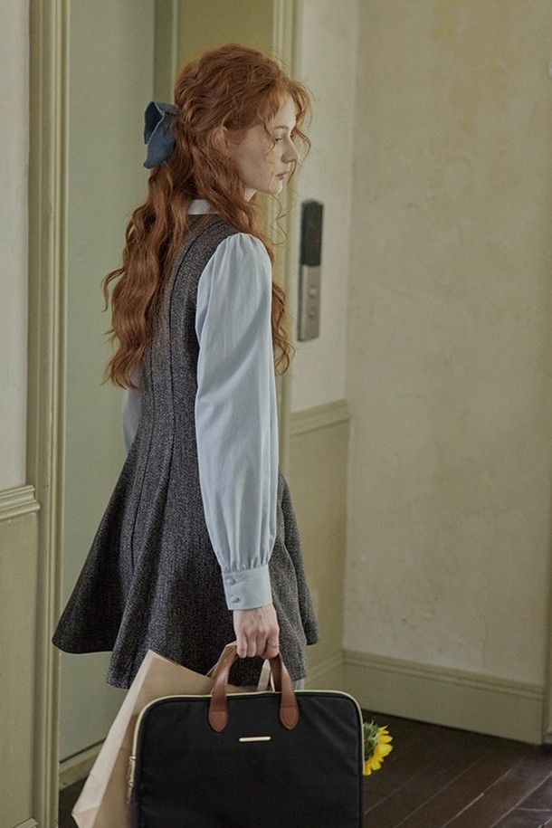 페이크 투피스 셔츠 원피스는 캐주얼하고 미니멀한 스타일을 추구하는 여성 의류입니다. 무지 패턴의 페이크 투피스 디자인으로, 카라 디테일이 돋보이는 셔츠 원피스입니다. 일상에서 편안하게 착용하기 좋으며, 다양한 스타일 연출이 가능합니다. 간결하면서도 세련된 느낌을 주는 아이템으로, 데일리룩에 활용하기 좋습니다.
