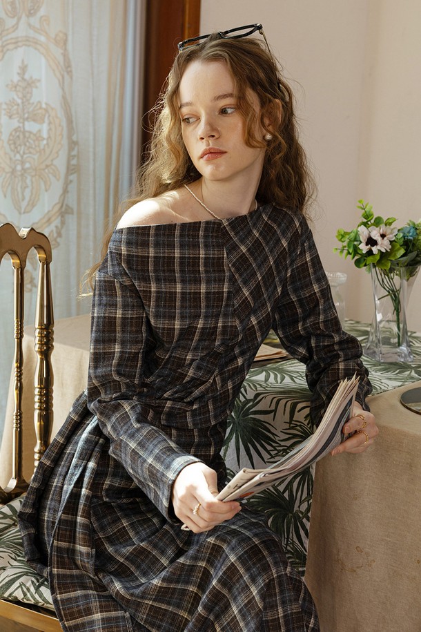 블루 컬러의 이레귤러 플래드 드레스입니다. 울 소재로 제작되어 가을, 겨울 시즌에 따뜻하게 착용할 수 있으며, 부드러운 촉감이 특징입니다. A라인 플레어 스커트와 비대칭 디자인, 플리츠 디테일이 더해져 캐주얼하면서도 클래식한 무드를 연출합니다. 라운드넥과 긴 소매 기장으로 디자인되었으며, 출근룩이나 모임룩으로 활용하기 좋습니다. 레귤러핏으로 제작되어 편안하게 착용 가능하며, 미니멀한 스타일을 선호하는 분들께 추천합니다.
