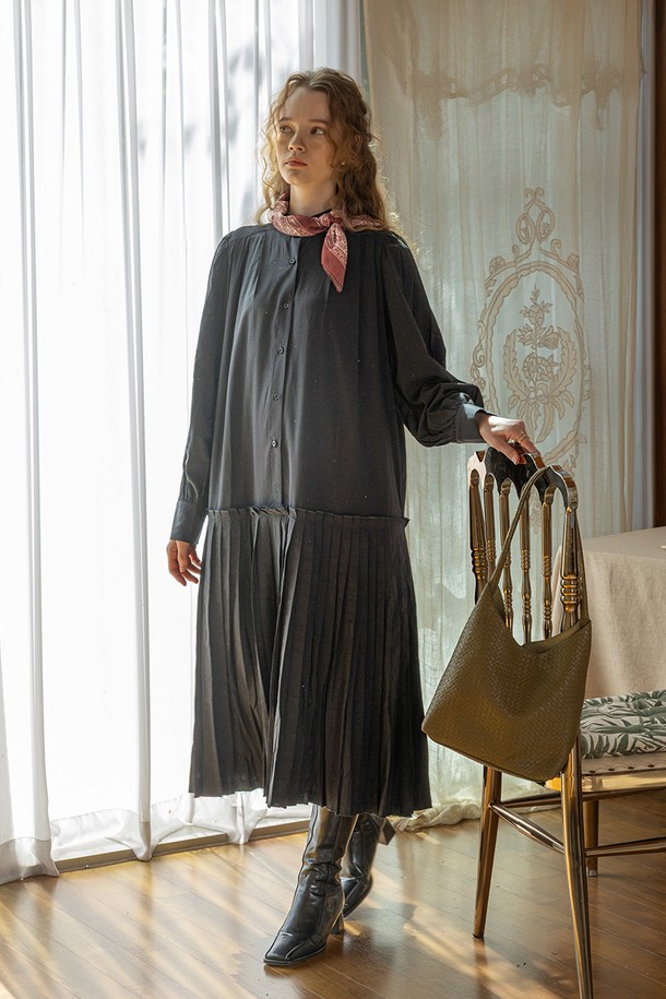 **하프 플리츠 원피스_2컬러**는 여성용으로, 봄, 가을에 어울리는 우아하고 클래식한 스타일의 원피스입니다. 라운드넥에 긴소매, 루즈핏으로 편안한 착용감을 선사하며, 하프 플리츠 디자인이 특징입니다. 블랙 색상으로 출시되어 출근룩이나 모임룩 등 다양한 TPO에 활용 가능합니다. 미니멀하면서도 세련된 분위기를 연출하는 플리츠 디테일의 원피스를 만나보세요.
