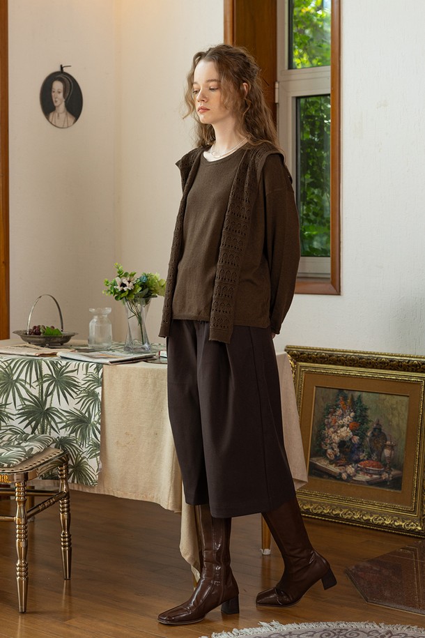 브라운 컬러의 크로셰 숄과 니트 탑 세트입니다. 부드러운 촉감의 얇은 두께로 봄, 가을에 착용하기 좋으며, 루즈핏 디자인으로 편안한 착용감을 선사합니다. 라운드넥 니트 탑과 무지 패턴의 크로셰 숄은 캐주얼하면서도 베이직한 스타일을 연출합니다. 긴 소매 기장으로 간절기부터 늦가을까지 다채로운 스타일링이 가능하며, 세트 상품으로 활용도가 높습니다. 일상에서 편안하게 즐길 수 있는 미니멀한 스타일입니다.
