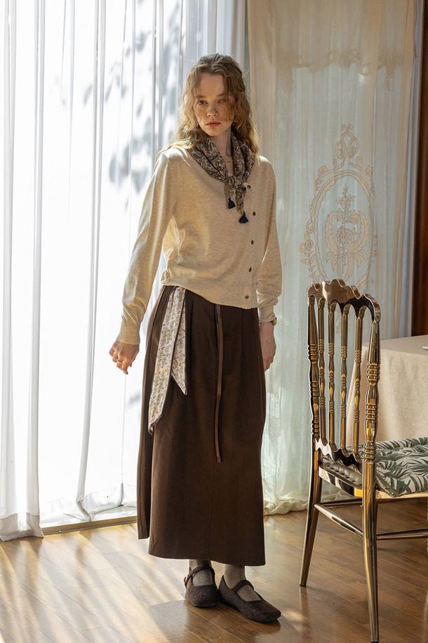 "Pintuck a-line skirt_BROWN"은 여성스러운 분위기를 연출하는 브라운 컬러의 A라인 스커트입니다. 핀턱 디테일이 더해져 클래식하면서도 미니멀한 스타일을 완성합니다. 봄, 가을 시즌에 활용하기 좋으며, 출근룩, 오피스룩, 모임룩 등 다양한 TPO에 매치할 수 있습니다. 무지 디자인으로 어떤 상의와도 쉽게 코디할 수 있어 활용도가 높습니다. 

