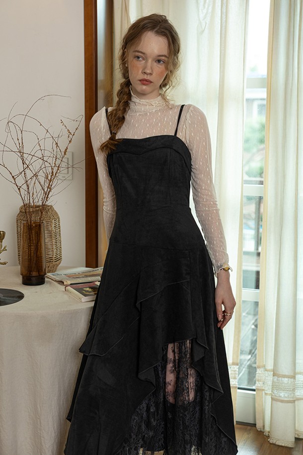 Irregular hem mesh dress_BLACK (언밸런스 헴 메쉬 드레스_블랙)는 우아하고 시크한 무드를 연출하는 여성용 메쉬 원피스입니다. 봄, 여름 시즌에 어울리는 얇은 두께감과 부드러운 촉감으로 편안하게 착용할 수 있습니다. 블랙 컬러의 하이넥 디자인과 긴소매, 언밸런스한 치마핏이 세련된 실루엣을 선사하며, 이너 슬립 일체형으로 편안함과 스타일을 동시에 잡았습니다. 뒷면 스모킹 디테일과 메쉬 소재 구성은 세련된 포인트를 더해 데이트룩, 모임룩, 파티룩에 적합합니다. 클래식, 미니멀, 시크 스타일을 즐기는 여성에게 추천합니다.
