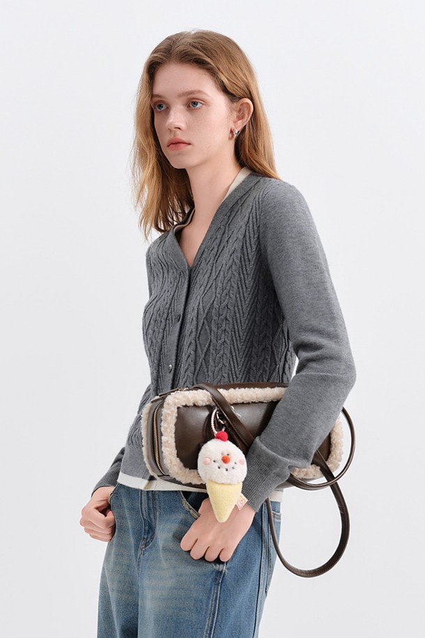 페이크 투피스 케이블 가디건_그레이는 여성용 상의로, 가을과 겨울에 따뜻하게 입을 수 있는 니트 소재의 긴소매 카디건입니다. 클래식하고 베이직한 스타일로, 레귤러 핏과 브이넥 디자인이 특징이며, 두꺼운 두께감으로 포근함을 더합니다. 페이크 레이어드 디자인으로 세련된 분위기를 연출하며, 부드러운 촉감의 케이블 패턴이 돋보입니다. 출근룩과 모임룩, 그리고 미니멀, 캐주얼 스타일 모두 잘 어울리는 활용도 높은 아이템입니다.
