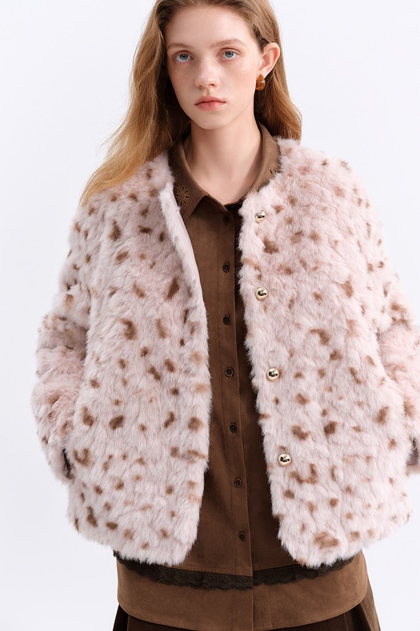 사랑스러운 핑크 컬러가 돋보이는 레오파드 퍼 재킷입니다. 부드러운 촉감의 퍼 소재로 제작되어 포근하고 따뜻하게 착용할 수 있습니다. 캐주얼, 레트로, 걸리시한 스타일을 연출하기 좋으며, 크롭 기장과 레오파드 패턴이 트렌디한 감각을 더합니다. 데이트룩, 모임룩, 연말 모임룩 등 다양한 TPO에 활용하여 개성 있는 스타일을 완성해 보세요. 버튼 여밈 방식과 레귤러핏으로 편안하게 착용 가능하며, 가을, 겨울 시즌에 안성맞춤입니다.
