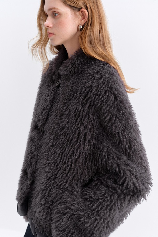 블랙 버튼 퍼 재킷은 겨울철 우아함을 더해줄 여성용 아우터입니다. 부드러운 퍼 소재와 두꺼운 두께감으로 따뜻함을 선사하며, 크롭 기장과 레귤러 핏으로 세련된 실루엣을 연출합니다. 긴 소매와 퍼 카라 디테일이 돋보이며, 버튼 여밈 방식이 클래식한 매력을 더합니다. 모임룩, 데이트룩, 연말 모임룩 등 특별한 날은 물론, 미니멀, 시크 스타일을 즐기는 분들께 추천합니다.
