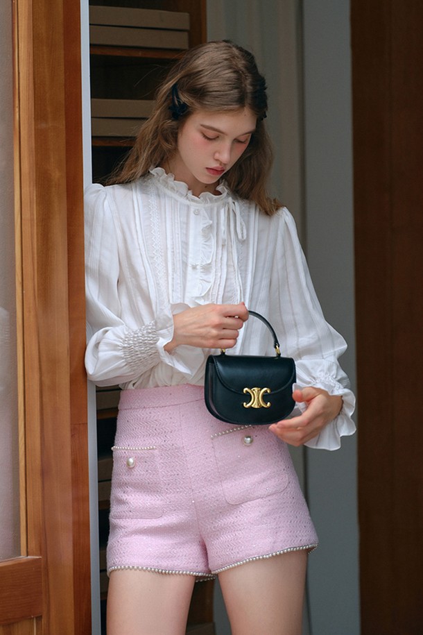 우아하고 세련된 분위기를 연출하는 엘레강스 플라워 버튼 블라우스입니다. 화이트 컬러의 면 소재로 제작되어 부드러운 촉감과 편안한 착용감을 선사합니다. 라운드넥, 긴 소매, 레귤러핏 디자인에 플라워 패턴과 무지 디자인이 조화롭게 어우러져 로맨틱하면서도 클래식한 스타일을 완성합니다. 프릴 디테일과 레이스 트리밍, 플라워 버튼 장식이 더해져 여성스러운 매력을 더하며, 데이트룩, 모임룩, 소개팅룩 등 다양한 TPO에 활용 가능합니다. 얇은 두께감으로 봄, 여름 시즌에 시원하게 착용하기 좋습니다.
