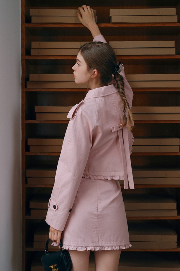 우아하고 클래식한 무드의 러플 숏 트렌치 코트입니다. 얇은 두께감의 폴리에스테르 소재로 제작되어 봄, 가을 간절기에 활용하기 좋습니다. 핑크 컬러에 숏 기장, 더블 버튼 여밈, 레귤러 핏으로 세련된 실루엣을 연출합니다. 소매는 긴 기장이며, 칼라와 러플 디테일이 여성스러운 포인트를 더합니다. 데이트룩, 모임룩, 출근룩 등 다양한 TPO에 맞춰 클래식, 미니멀, 로맨틱 스타일을 연출해보세요.
