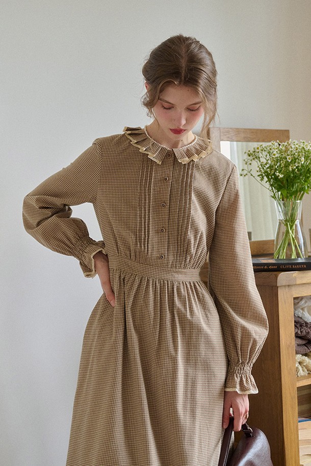 러플 넥 브러쉬드 플래드 드레스는 여성스러운 실루엣을 연출하는 가을/겨울 시즌 필수 아이템입니다. 부드러운 면 소재에 브러쉬드 가공을 더해 포근한 촉감을 선사하며, 하이웨스트 디자인과 A라인 핏으로 우아하고 클래식한 분위기를 자아냅니다. 체크 패턴과 긴 소매 기장이 조화롭게 어우러져 데이트룩이나 모임룩으로 활용하기 좋습니다. 넉넉한 루즈핏으로 편안함까지 놓치지 않아 미니멀, 로맨틱 스타일을 즐기는 분들께 추천합니다.
