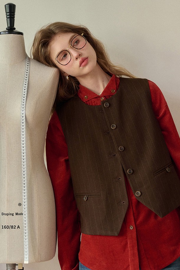 빈티지 프렌치 스트라이프 베스트는 가을, 겨울 시즌에 어울리는 여성용 상의입니다. 브라운 컬러의 울 소재로 제작되어 따뜻하고 포근한 착용감을 선사하며, 레귤러 핏과 브이넥 디자인으로 클래식하고 베이직한 스타일을 연출합니다. 두꺼운 두께감과 싱글 버튼 여밈 방식, 스트라이프 패턴이 특징이며 오피스룩, 모임룩, 출근룩 등 다양한 TPO에 활용 가능합니다. 미니멀하면서도 빈티지한 감성을 더해 세련된 스타일을 완성해 보세요.
