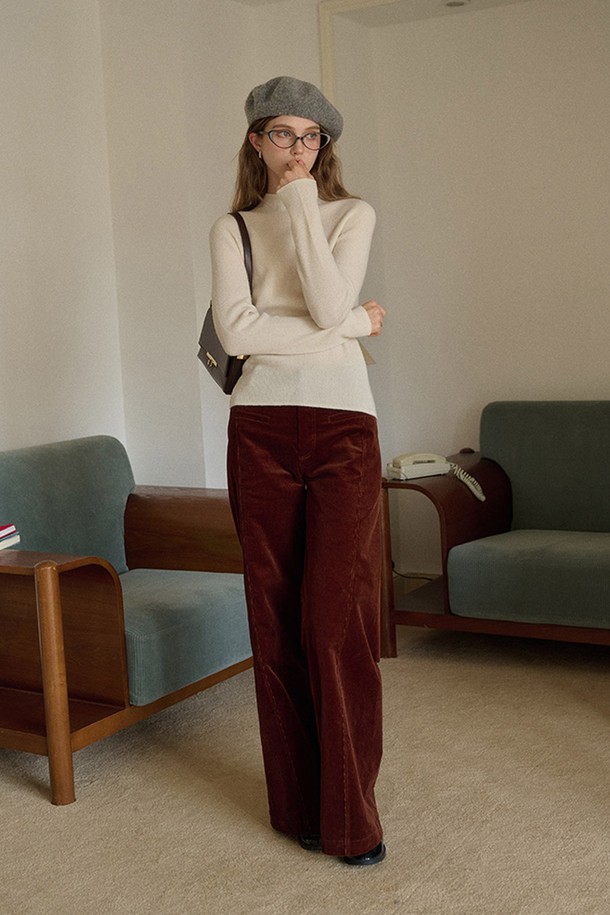 **하이웨이스트 코듀로이 팬츠**는 부드러운 촉감의 코듀로이 소재로 제작되어 가을과 겨울에 따뜻하게 착용할 수 있는 여성용 긴 바지입니다. 캐주얼, 클래식, 미니멀 스타일을 모두 소화하며, 출근룩으로도 활용 가능합니다. 톤 다운된 브라운 컬러와 루즈핏 와이드 디자인이 편안하면서도 세련된 분위기를 연출합니다. 하이웨이스트 디자인으로 다리가 길어 보이는 효과를 주며, 두꺼운 두께감으로 보온성을 높였습니다. 무지 패턴으로 어떤 상의와도 쉽게 매치하여 다양한 스타일을 연출할 수 있습니다.
