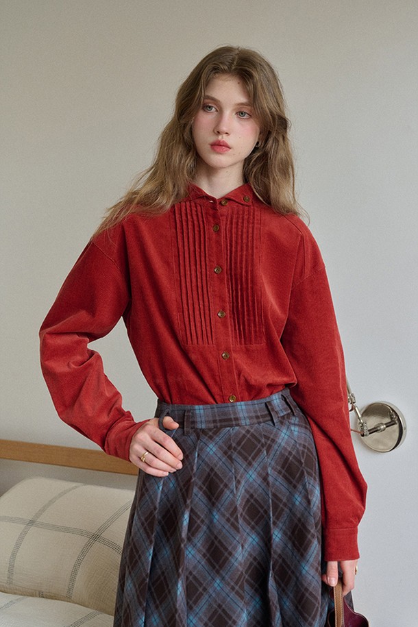 따뜻하고 포근한 분위기를 연출하는 타이드 스트립 코듀로이 셔츠입니다. 부드러운 촉감의 코듀로이 소재에 핀턱 디테일과 스트랩 리본 장식이 더해져 클래식하면서도 여성스러운 무드를 선사합니다. 레귤러핏과 긴소매 기장으로 편안하게 착용 가능하며, 가을과 겨울에 따뜻함을 더해줍니다. 라운드넥과 버튼 여밈 방식으로 깔끔한 디자인을 완성했습니다. 출근룩, 모임룩, 데이트룩 등 다양한 TPO에 미니멀, 캐주얼 스타일로 활용하기 좋습니다.
