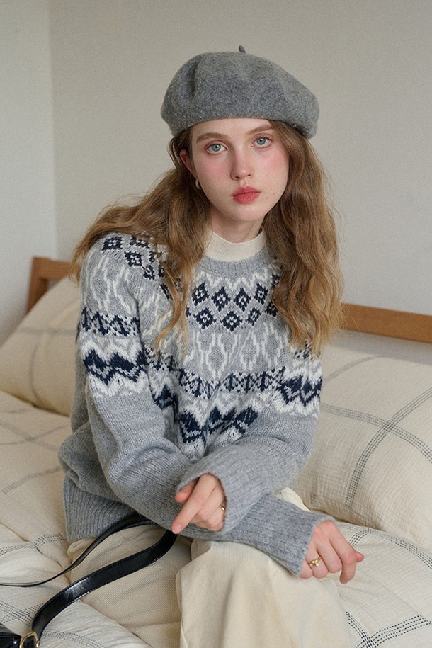 빈티지 레이스업 펠 스웨터는 포근한 울 소재로 제작되어 가을, 겨울철 따뜻함을 선사하는 여성용 니트 스웨터입니다. 그레이, 블랙, 화이트 세 가지 색상으로 출시되어 베이직하면서도 캐주얼한 스타일을 연출하기 좋습니다. 노르딕과 페어아일 패턴이 더해져 빈티지한 감성을 더하며, 긴 소매와 라운드넥 디자인으로 편안한 착용감을 제공합니다. 레귤러핏의 두꺼운 두께감으로 추운 날씨에도 따뜻하게 입을 수 있으며, 부드러운 촉감이 특징입니다.
