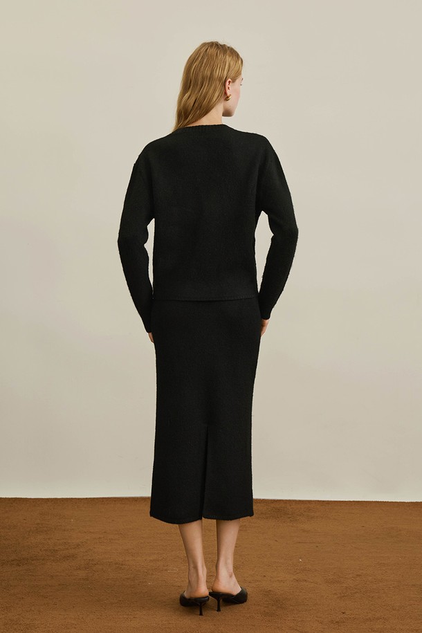 세련된 블랙 컬러의 튤립 플라워 디자인 스커트입니다. 미디 기장(미디스커트)의 H라인으로 떨어져 슬림핏을 연출하며, 봄, 가을에 어울리는 아이템입니다. 튤립 자수 디테일이 돋보이며, 미니멀하고 엘레강스한 스타일을 선호하는 여성분들께 추천합니다. 데이트룩, 모임룩, 오피스룩 등 다양한 TPO에 활용할 수 있으며, 클래식하고 로맨틱한 무드를 더해줍니다.
