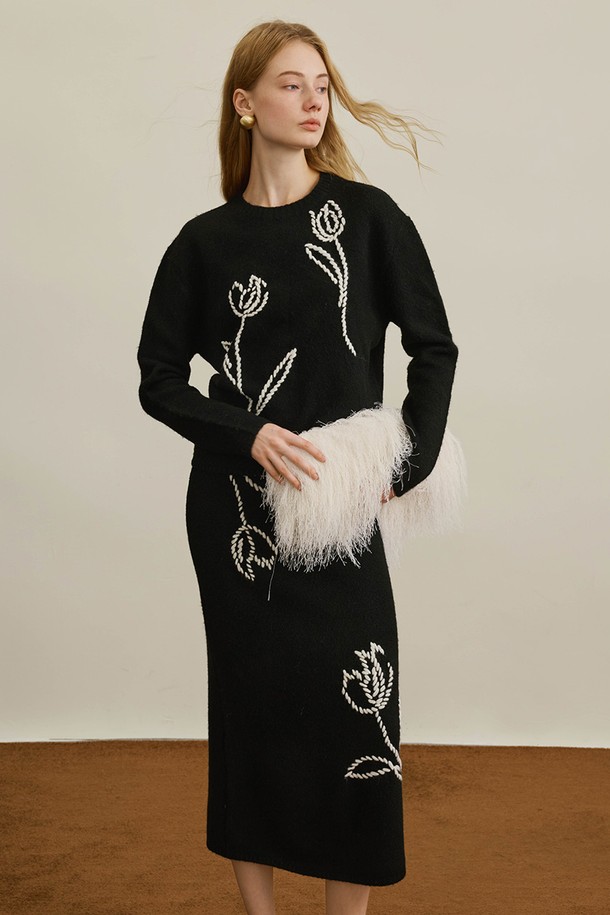 세련된 튤립 플라워 디자인 탑을 소개합니다. 부드러운 울 소재로 제작되어 가을과 겨울 시즌에 따뜻하게 착용할 수 있습니다. 블랙 컬러의 레귤러 핏 라운드넥 긴소매 니트/스웨터로, 미니멀하고 클래식한 스타일을 연출합니다. 튤립 플라워 패턴이 돋보이는 디자인으로, 데이트룩이나 모임룩에 여성스러운 포인트를 더해줍니다. 두꺼운 두께감으로 포근함을 선사하며, 부드러운 촉감이 편안한 착용감을 제공합니다.