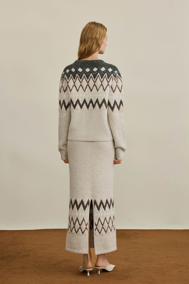 페어아일 패턴이 돋보이는 캐주얼 슬릿 스커트입니다. 베이지 및 브라운 컬러로, 가을, 겨울 시즌에 따뜻하고 포근한 분위기를 연출합니다. 부드러운 촉감의 니트와 울 혼방 소재로 제작되어 편안한 착용감을 선사합니다. H라인 롱스커트로 레귤러핏을 제공하며, 캐주얼, 클래식, 미니멀한 스타일을 즐기는 여성분들께 추천합니다. 슬릿 디자인이 활동성을 더하고, 페어아일 패턴이 포인트가 되어 밋밋함을 덜어줍니다.
