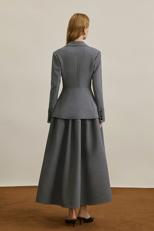 가을 허리 그레이 스커트입니다. 클래식하고 우아한 스타일의 여성 의류로, 오피스룩과 모임룩에 적합합니다. 하이웨스트 디자인에 A라인 핏으로, 다리가 길어 보이는 효과를 줍니다. 두꺼운 폴리에스테르 소재로 제작되어 뻣뻣한 촉감을 주며, 플레어스커트 타입입니다. 미니멀한 무드의 무지 디자인으로 다양한 상의와 손쉽게 매치할 수 있습니다.