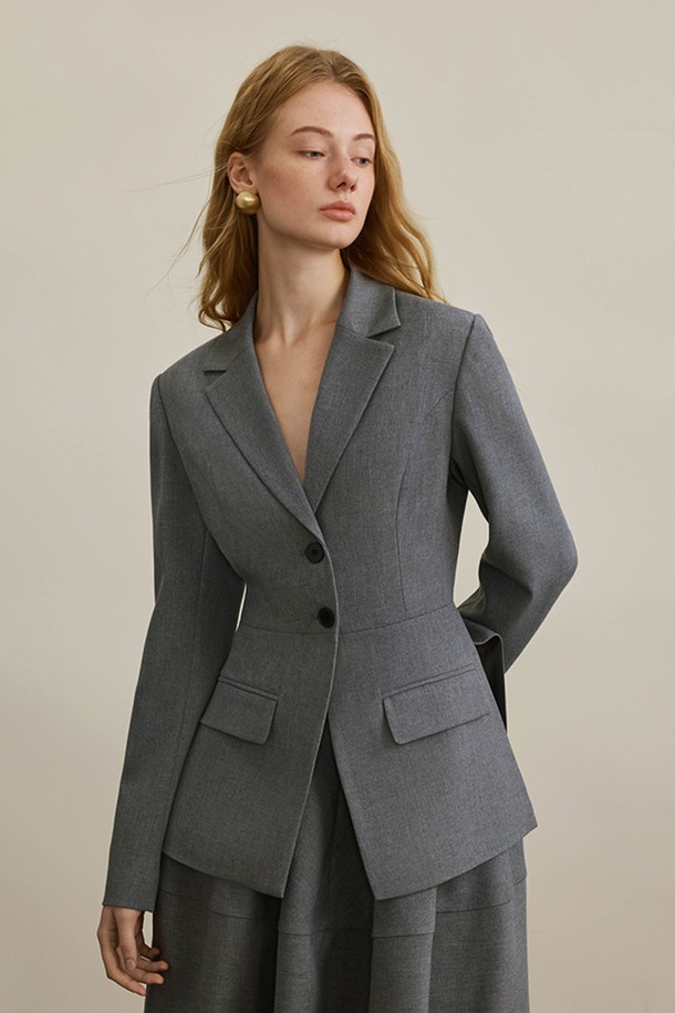 가을 시즌, 당신의 세련된 스타일을 완성할 '오텀 웨이스트 그레이 블레이저'입니다. 슬림핏 디자인에 울 소재, 얇은 두께감으로 편안하면서도 시크한 착용감을 선사합니다. 허리 라인을 강조하는 크롭 기장과 싱글 버튼 여밈, 테일러드 코트 타입으로 포멀한 무드를 연출합니다. 미니멀하고 클래식한 스타일을 추구하는 여성분들께 오피스룩, 출근룩, 모임룩 등 다양한 TPO에 활용할 수 있는 아이템입니다. 그레이 컬러의 무지 디자인은 어떤 옷에도 매치하기 용이하며, 시크한 매력을 더합니다.
