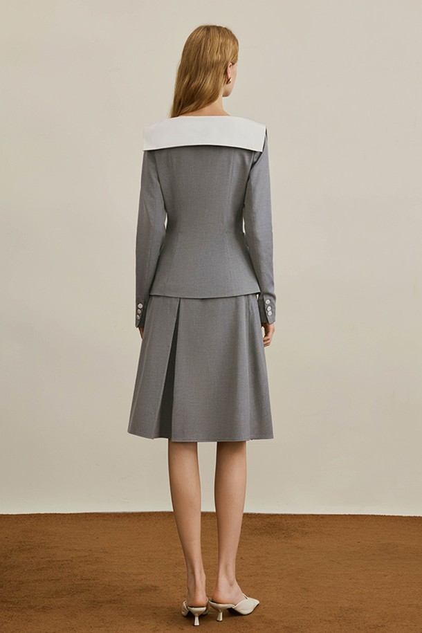 세련된 무드의 콘트라스트 허리 밴드 스커트입니다. A라인 핏과 플리츠 디자인이 만나 클래식하면서도 여성스러운 실루엣을 연출합니다. 부드러운 촉감의 폴리에스테르 소재로 제작되어 편안하게 착용할 수 있으며, 봄, 가을 시즌 데이트룩, 모임룩, 출근룩 등 다양한 TPO에 활용 가능합니다. 미니멀하고 시크한 스타일을 완성해 보세요. 은은한 그레이 컬러가 어떤 상의와도 잘 어울려 활용도가 높습니다.
