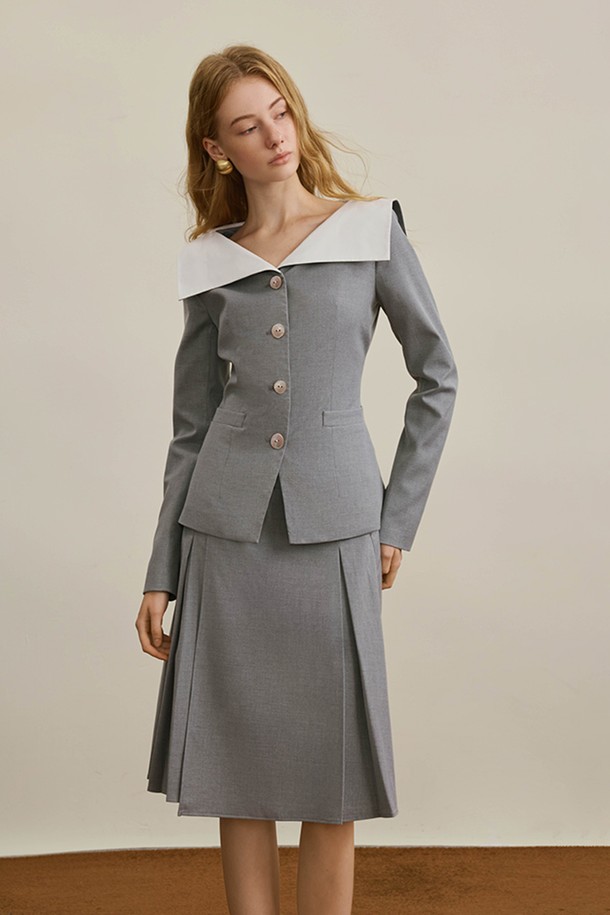 그레이와 화이트 컬러 배색이 돋보이는 콘트라스트 카라 재킷입니다. 슬림핏에 크롭 기장으로, 여성스러운 실루엣을 연출합니다. 얇은 두께감의 폴리에스테르 소재로 제작되어 봄, 가을에 착용하기 좋습니다. 싱글 버튼 테일러드 디자인으로, 오피스룩, 출근룩, 모임룩 등 다양한 TPO에 활용 가능합니다. 클래식, 미니멀, 시크한 스타일을 즐기는 분들께 추천합니다.
