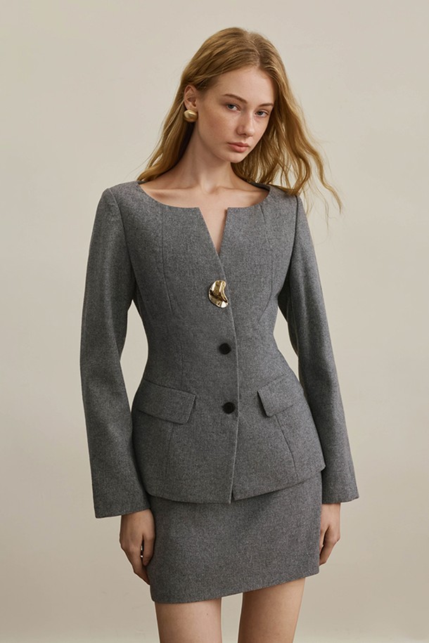 가을 시즌을 위한 허리 라인 하이웨스트 H라인 스트레이트 미니스커트입니다. 울 소재로 제작되어 얇지만 뻣뻣한 질감으로 포멀한 느낌을 줍니다. 슬림핏으로 떨어지는 그레이 컬러의 무지 디자인은 미니멀하면서도 클래식한 스타일을 연출합니다. 오피스룩, 출근룩, 모임룩 등 다양한 TPO에 활용 가능한 시크한 매력의 스커트입니다.
