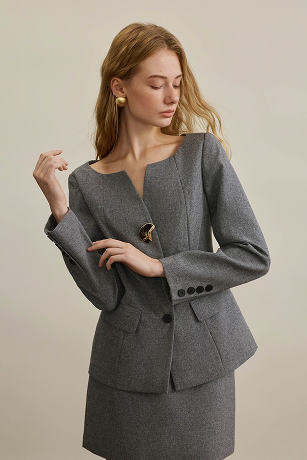 가을을 위한 여성용 허리 라인 재킷입니다. 클래식하고 미니멀한 무드를 선호하는 분들을 위한 슬림핏 싱글 버튼 재킷으로, 오피스룩, 출근룩, 모임룩에 적합합니다. 두꺼운 울 소재로 제작되어 뻣뻣한 촉감이 특징이며, 크롭 기장과 긴 소매로 세련된 실루엣을 연출합니다. 허리 라인을 강조하는 포멀한 디자인의 그레이 컬러 재킷으로, 시크한 스타일을 완성해보세요.
