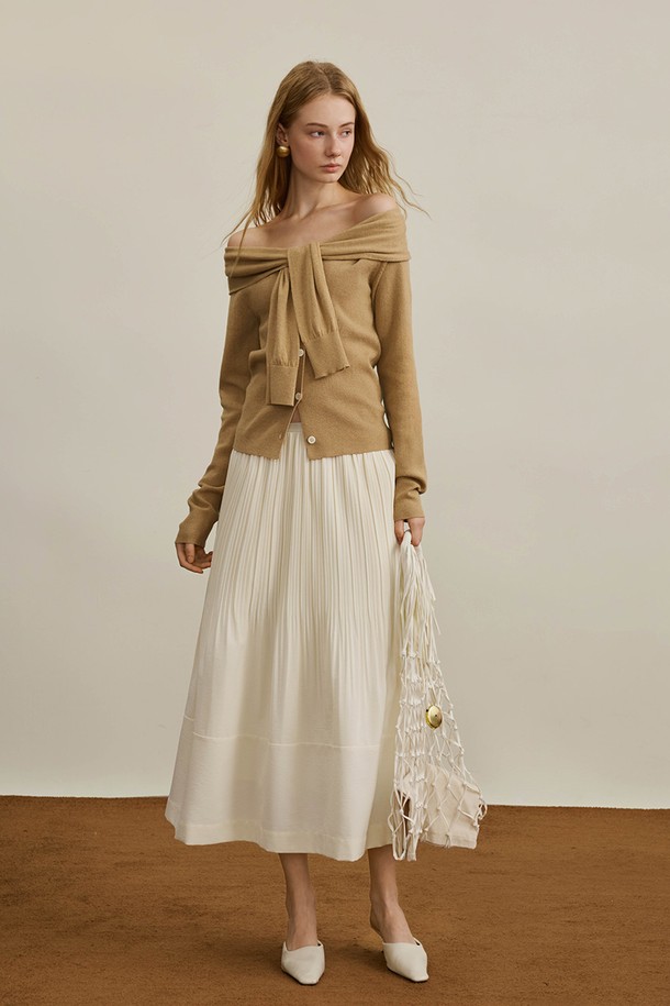 플리츠 디자인 스커트 (아이보리/베이지, 2컬러)는 베이직하고 클래식한 스타일을 추구하는 여성 의류입니다. 부드러운 폴리에스테르 소재로 제작되어 얇고 가벼운 착용감을 선사하며, 봄, 가을에 적합합니다. A라인 핏과 플리츠 디테일이 특징이며, 미디 기장으로 우아한 실루엣을 연출합니다. 데이트룩, 출근룩, 모임룩 등 다양한 TPO에 활용 가능하며, 미니멀한 스타일을 즐기는 분들께 추천합니다.
