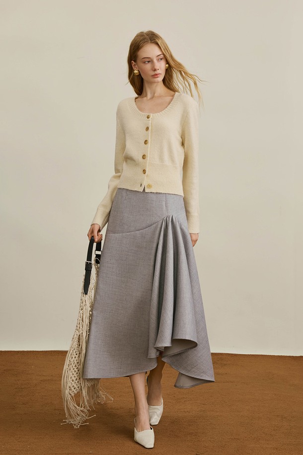 세련된 가을 스타일을 완성해 줄 Irregular 슬림 가을 스커트입니다. 미니멀하면서도 엘레강스한 무드를 자아내는 A라인 핏에, 비대칭 플리츠 디테일이 더해져 유니크함을 더했습니다. 부드러운 폴리에스테르 소재로 제작되어 편안한 착용감을 선사하며, 중간 두께감으로 가을 날씨에 적합합니다. 오피스룩과 모임룩에 모두 잘 어울리며, 클래식하고 세련된 스타일을 연출할 수 있습니다. 미디 기장으로 다리가 길어 보이는 효과를 줍니다.
