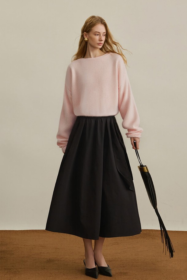 베이직하고 미니멀한 스타일의 솔리드 컬러 니트 탑입니다. 부드러운 촉감의 두꺼운 니트 소재로 제작되어 가을, 겨울 시즌에 따뜻하게 착용할 수 있습니다. 라운드넥과 레귤러핏 디자인으로 편안한 착용감을 선사하며, 데일리룩과 출근룩, 모임룩 등 다양한 TPO에 활용 가능합니다. 핑크와 블랙 두 가지 색상으로 출시되어, 미니멀, 클래식, 캐주얼 등 폭넓은 스타일을 연출할 수 있습니다. 긴 소매와 무지 패턴으로 어떤 하의와도 쉽게 매치하여 활용도 높게 즐길 수 있습니다.
