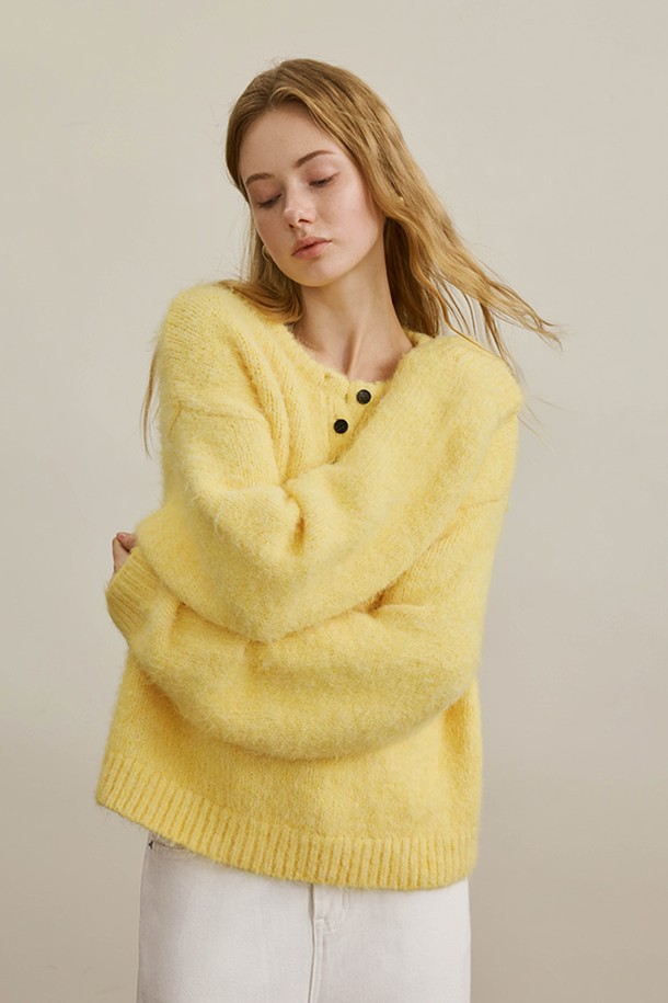 부드러운 촉감의 옐로우 컬러 니트/스웨터 상의입니다. 우아하고 베이직한 스타일로, 가을과 겨울에 따뜻하게 입을 수 있습니다. 헨리넥 디자인에 루즈핏으로 편안함을 더했으며, 두꺼운 울과 아크릴 혼방 소재로 제작되어 포근함을 선사합니다. 크롭 기장과 긴 소매, 버튼 디테일이 특징이며, 클래식하고 미니멀한 스타일을 연출하기 좋습니다.
