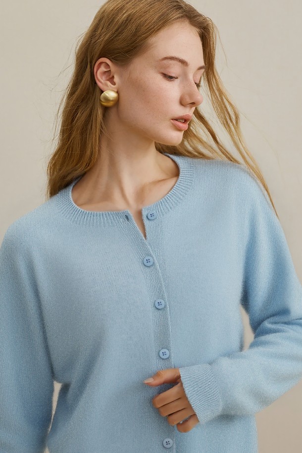 베르사타일 브러쉬드 가디건은 부드러운 울 소재로 제작되어 봄, 가을에 따뜻하게 착용하기 좋습니다. 미니멀하고 베이직한 스타일로, 라운드넥과 긴소매, 레귤러핏, 크롭 기장으로 디자인되었습니다. 스카이블루 컬러의 무지 디자인은 어떤 룩에도 쉽게 매치할 수 있으며, 버튼 여밈 방식으로 간편하게 착용 가능합니다. 출근룩과 모임룩, 클래식, 캐주얼 스타일에 모두 잘 어울리는 아이템입니다. 부드러운 촉감의 두꺼운 두께감으로 포근함을 더했습니다.
