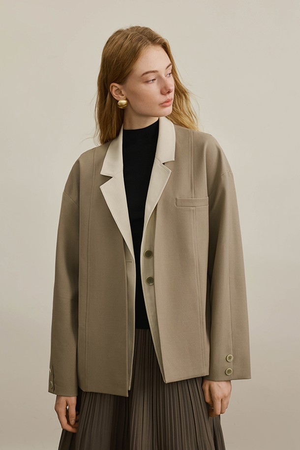 세련된 스타일을 완성하는 스타일 벨트 페이크 투피스 재킷입니다. 베이지와 브라운 두 가지 색상으로 출시되어, 가을과 겨울 시즌에 따뜻하고 포근한 분위기를 연출합니다. 울 소재와 두꺼운 두께감으로 보온성을 높였으며, 뻣뻣한 촉감이 고급스러운 느낌을 더합니다. 페이크 투피스 디자인과 벨트 디테일이 특징이며, 오버핏으로 제작되어 미니멀하면서도 모던한 스타일을 선호하는 여성분들께 추천합니다. 출근룩, 모임룩, 데이트룩 등 다양한 TPO에 클래식, 미니멀, 시크한 무드로 활용할 수 있습니다.
