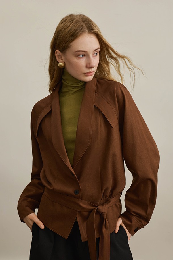 세련된 브라운 컬러의 라펠 허리 재킷입니다. 부드러운 폴리에스테르 소재로 제작되어 편안한 착용감을 선사하며, 봄, 가을 시즌에 적합합니다. 미니멀하고 클래식한 디자인으로, 출근룩, 오피스룩, 모임룩 등 다양한 TPO에 활용 가능합니다. 허리 벨트 디테일과 크롭 기장으로 시크한 스타일을 연출하며 레귤러핏으로 제작되었습니다. 긴 소매 기장의 무지 디자인이 특징입니다.
