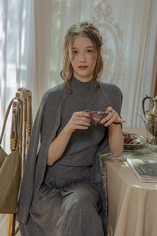 가을, 겨울 시즌을 위한 차분한 무드의 니트 상의와 A라인 플레어 스커트 세트입니다. 부드러운 촉감의 두꺼운 니트 소재로 제작되어 포근하고 따뜻하게 착용할 수 있습니다. 베이직하고 클래식한 디자인으로 출근룩은 물론, 다양한 일상 착장에도 활용하기 좋습니다. 하이넥 디자인과 긴 소매 기장이 세련된 분위기를 더하며, 레귤러 핏으로 편안하게 즐길 수 있습니다. 심플한 무지 패턴의 그레이 컬러로 어떤 아이템과도 쉽게 매치하여 미니멀한 스타일을 연출해보세요.
