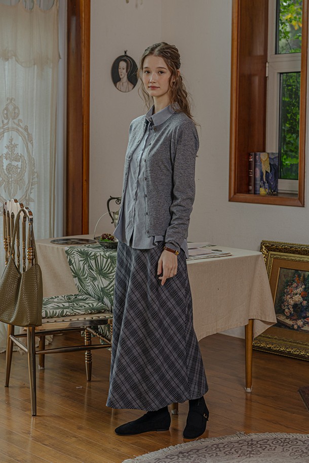 다이아몬드 패턴 스커트 2컬러는 여성용 스커트로, 클래식하고 베이직한 스타일을 추구하는 분들을 위한 아이템입니다. 그레이와 블랙 두 가지 색상으로 출시되어, 어떤 상의와도 쉽게 매치할 수 있습니다. 봄, 가을, 겨울 세 계절 모두 착용 가능하며, 부드러운 촉감의 폴리에스테르 소재로 제작되어 편안한 착용감을 선사합니다. A라인 플레어 핏에 하이웨스트 디자인으로, 출근룩, 오피스룩, 모임룩 등 다양한 TPO에 활용 가능하며, 미니멀, 시크 스타일을 즐기는 분들께 추천합니다.
