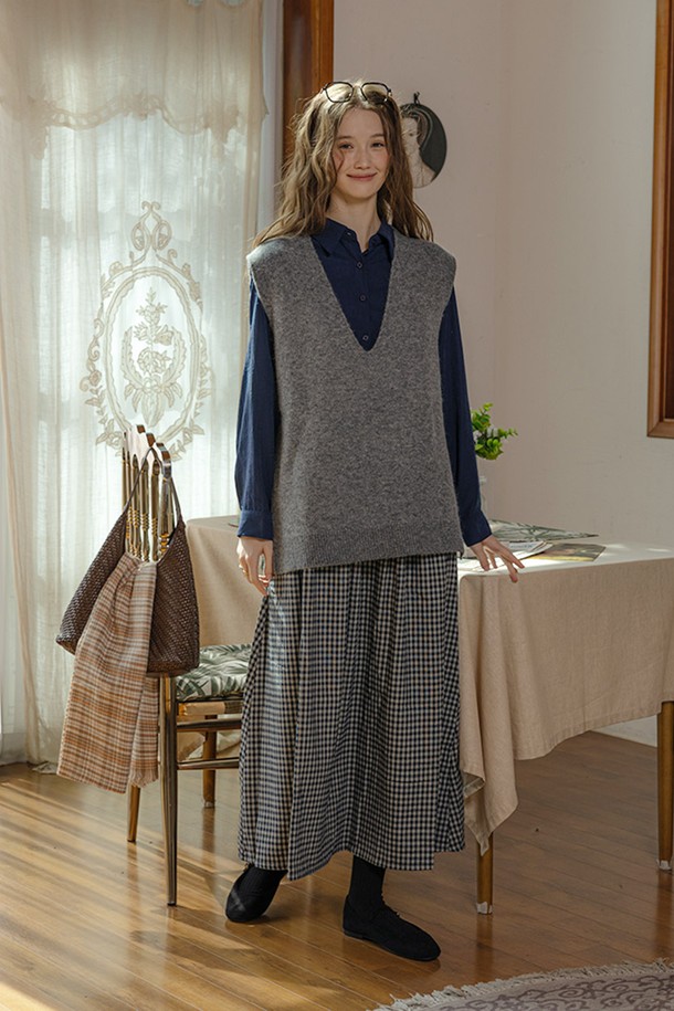 클래식 플래드 가을 스커트_그레이는 여성스러운 실루엣을 연출하는 A라인 플레어 스커트입니다. 부드러운 촉감의 폴리에스테르 소재로 제작되어 가을 시즌에 적합하며, 베이직하고 클래식한 스타일을 제안합니다. 그레이, 블랙, 화이트 세 가지 색상으로 출시되어 다양한 상의와 매치하기 용이합니다. 하이웨스트 디자인으로 다리가 길어 보이는 효과를 주며, 오피스룩, 출근룩, 모임룩 등 TPO에 구애받지 않고 미니멀하게 연출할 수 있습니다. 체크 패턴이 돋보이는 레귤러핏 스커트로, 가을 스타일링에 포인트를 더해보세요.
