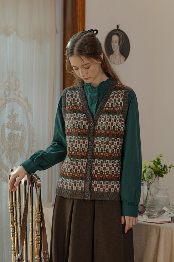 심플하고 세련된 스타일을 연출해 줄 "큐트 칼라 러플 셔츠"입니다. 부드러운 면 소재로 제작되어 편안한 착용감을 선사하며, 봄, 가을 시즌에 활용하기 좋습니다. 클래식하고 베이직한 무드를 더해주는 차이나칼라와 러플, 프릴 디테일이 돋보이며, 레귤러핏으로 다양한 체형에 잘 어울립니다. 오피스룩, 출근룩, 모임룩 등 TPO에 구애받지 않고 미니멀하게 스타일링할 수 있는 아이템입니다. 그린 컬러로 시원하면서도 산뜻한 분위기를 연출해보세요.
