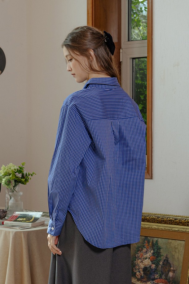 클래식 캐주얼 플래드 셔츠_블루는 여성 의류로, 봄, 가을에 어울리는 긴 소매 셔츠입니다. 부드러운 면 소재에 레귤러핏으로 제작되었으며, 얇은 두께감으로 편안한 착용감을 선사합니다. 캐주얼, 베이직 스타일로 출근룩, 데이트룩 등 다양한 TPO에 활용 가능하며, 체크 패턴과 카라, 버튼다운 디자인이 특징입니다. 미니멀하고 클래식한 매력을 더해주는 아이템입니다.
