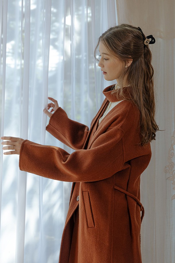 브라운 컬러의 논-디테처블 칼라 코트입니다. 울 소재로 제작되어 부드러운 촉감과 두꺼운 두께감으로 가을, 겨울 시즌에 따뜻하게 착용할 수 있습니다. 롱 기장의 루즈핏 싱글코트로, 클래식하고 미니멀한 스타일을 연출하며, 출근룩, 오피스룩, 모임룩에 활용하기 좋습니다. 분리되지 않는 칼라 디자인이 특징이며, 시크한 무드를 더합니다. 싱글 버튼으로 간편하게 여밈이 가능하고, 긴 소매 기장으로 세련된 실루엣을 완성합니다.
