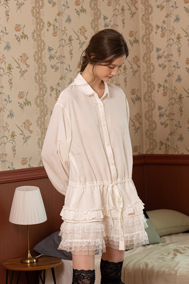 화이트 큐트 레이스 드레스는 여성스러움을 극대화하는 A라인 플레어 원피스입니다. 부드러운 면과 폴리에스테르 혼방 소재로 제작되어 얇지만 포근한 착용감을 선사하며, 라운드넥과 긴 소매 디자인으로 우아한 분위기를 연출합니다. 허리 조절이 가능한 루즈핏으로 편안함을 더하고, 섬세한 레이스 패턴과 리본 디테일이 로맨틱하고 걸리시한 무드를 강조합니다. 데이트룩, 소개팅룩, 봄 소풍룩에 완벽하게 어울리며, 클래식한 스타일을 즐기는 분들께 추천합니다.
