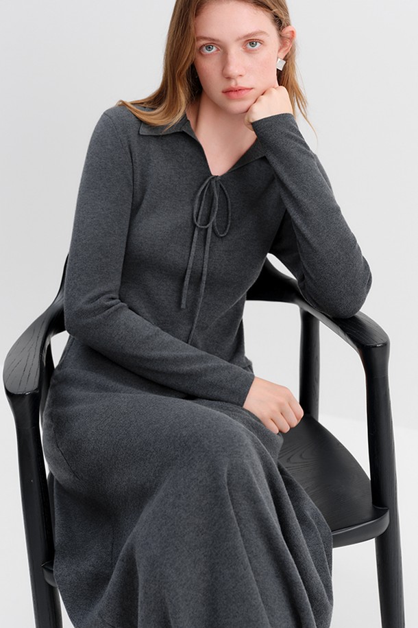 차콜그레이 색상의 리본 칼라 니트 원피스입니다. 부드러운 니트 소재로 제작되어 가을, 겨울 시즌에 따뜻하게 착용할 수 있습니다. A라인 플레어 스커트와 루즈핏으로 편안하면서도 여성스러운 실루엣을 연출합니다. 리본 넥 디테일이 사랑스러운 분위기를 더하며, 데이트룩 또는 모임룩으로 활용하기 좋습니다. 미니멀, 클래식, 걸리시 스타일을 모두 아우르는 베이직 아이템입니다.
