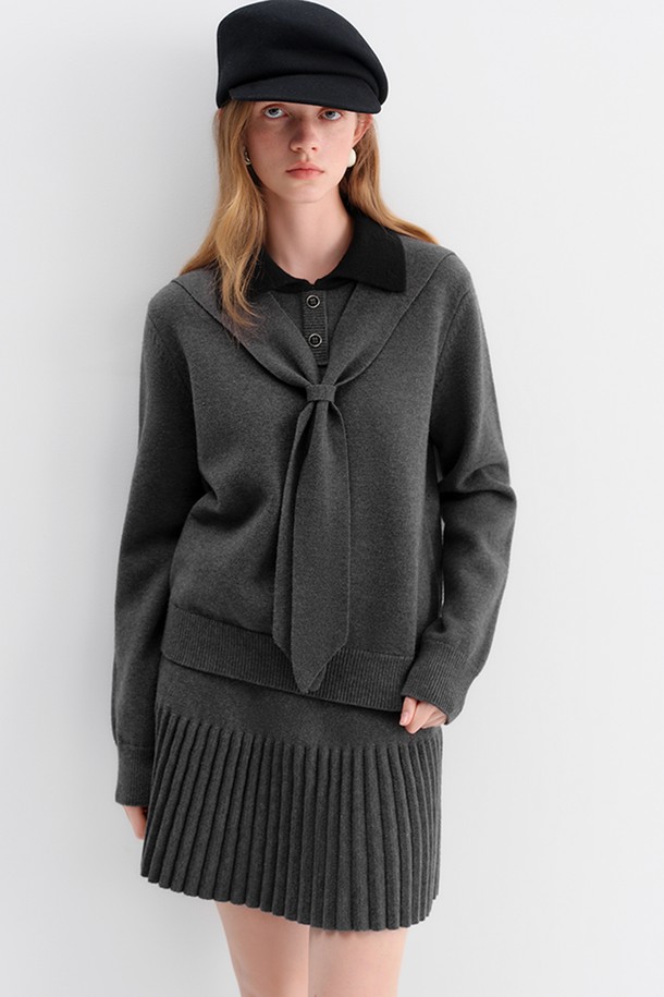 차콜 그레이 컬러의 "칼리지 타이 칼라 니트 탑"입니다. 부드러운 니트 소재로 제작되어 가을, 겨울 시즌에 따뜻하게 착용할 수 있습니다. 타이 칼라와 플리츠 디테일이 클래식하면서도 캐주얼한 무드를 연출하며, 레귤러 핏과 긴 소매 기장으로 편안한 착용감을 선사합니다. 출근룩과 모임룩, 그리고 미니멀한 스타일을 즐기는 여성분들께 추천합니다.
